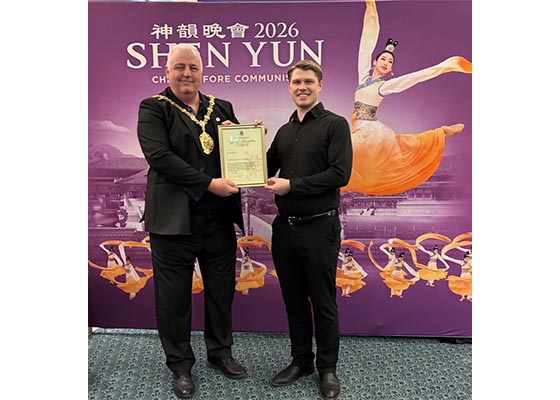 영국 스토크시 시장, 션윈에 표창장 수여